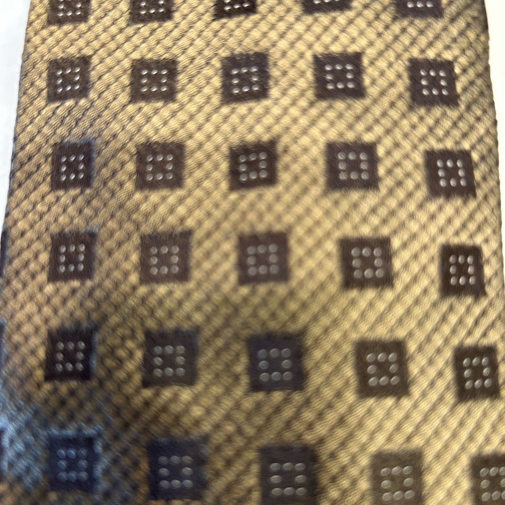 Elegant Gold and Black Hugo Boss Silk Men's Tie, Made in Italy, 3.25” X 56” long - Picture 6 of 12